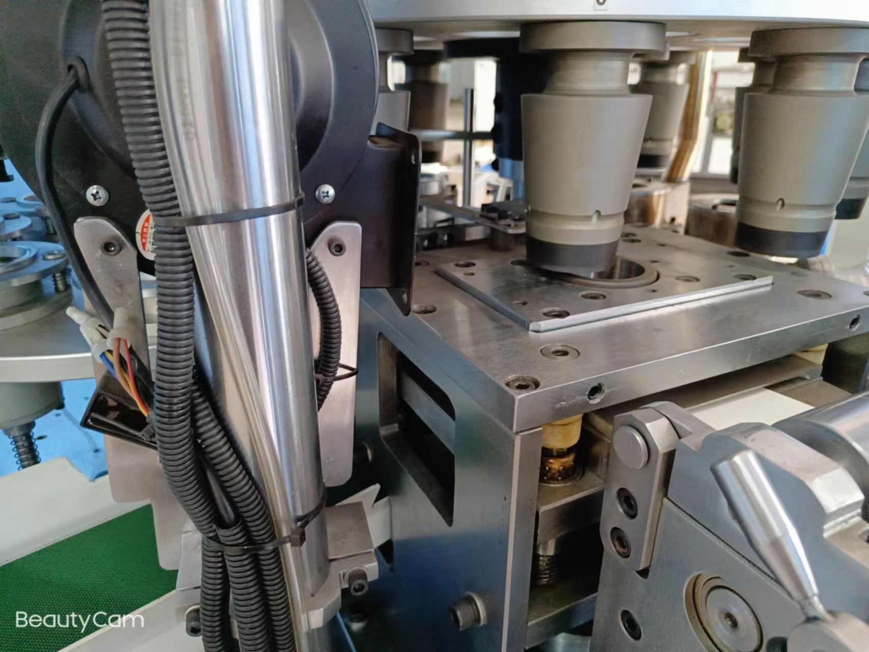 מכונת כוסות נייר HXKS-150 במהירות גבוהה (HONGXIN)_1 (4)